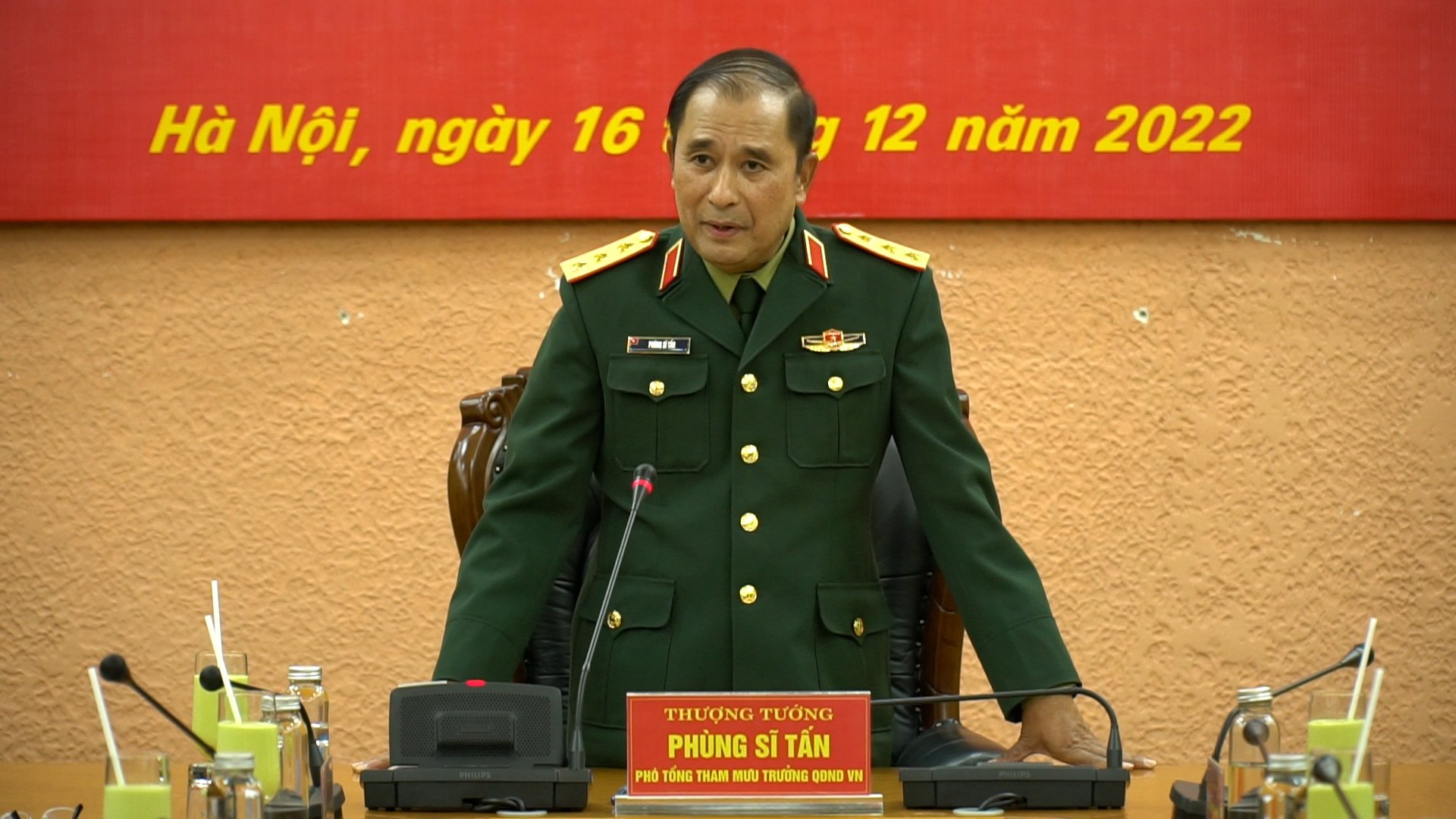 /UploadStore/admin/221216 trao QD CTN cho can bo di Trung Phi/f44d48e08aaa52f40bbb.jpg
